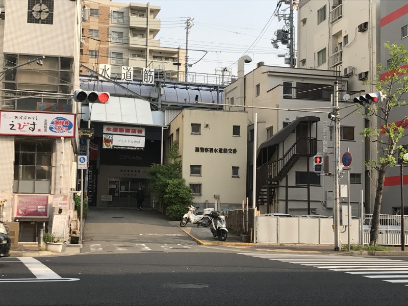 そのまま坂道を直進すると交差点。信号わたると前方に商店街